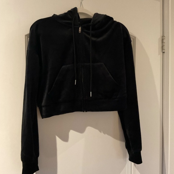 Forever 21 cropped soft zip up. Size small and colour black - Picture 3 of 7